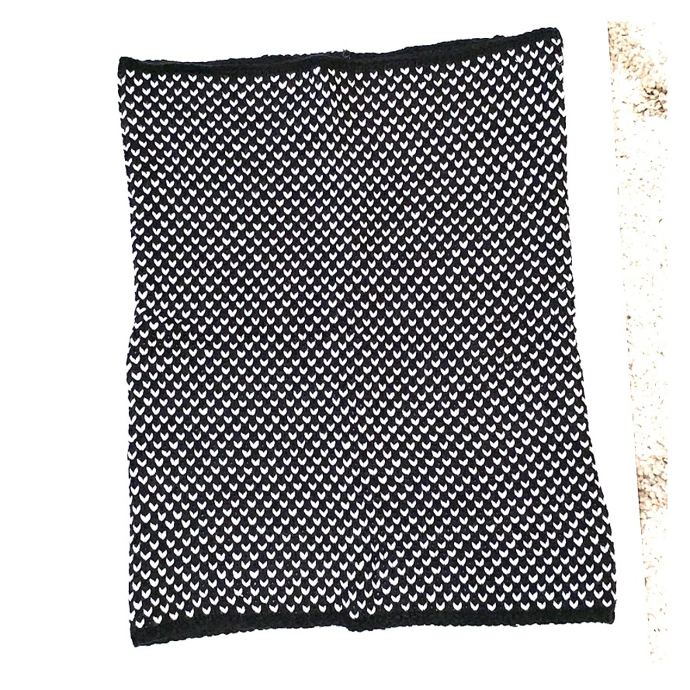 NWT Gap black and white heart cowl